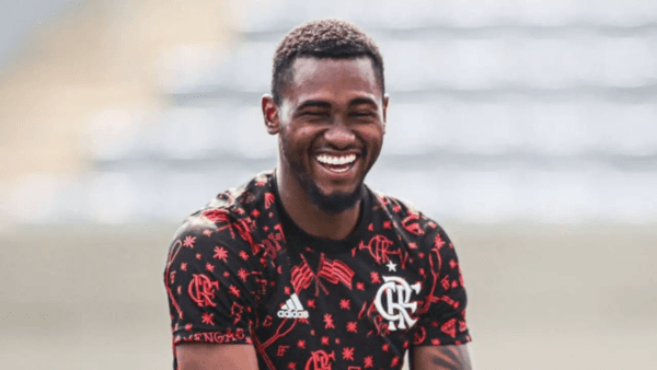 Otávio com a camisa do Flamengo - Foto: Divulgação/Flamengo