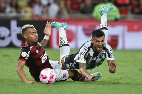 Arbitragem não marcou pênalti de Matheuzinho em Camacho (Foto: Ivan Storti/Santos FC)