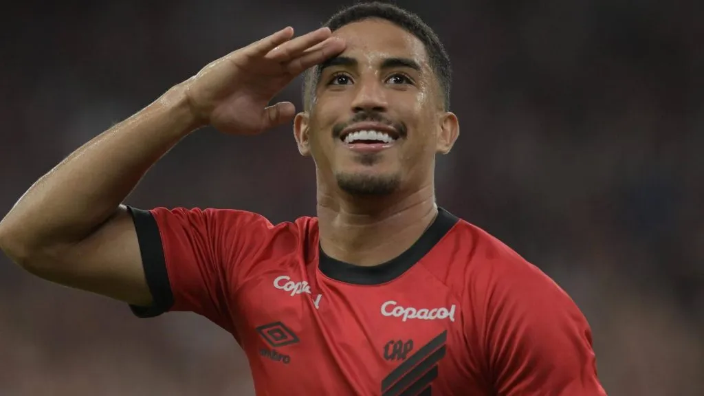 Christian fazendo continência sorrindo pelo Athletico - Foto: IMAGO