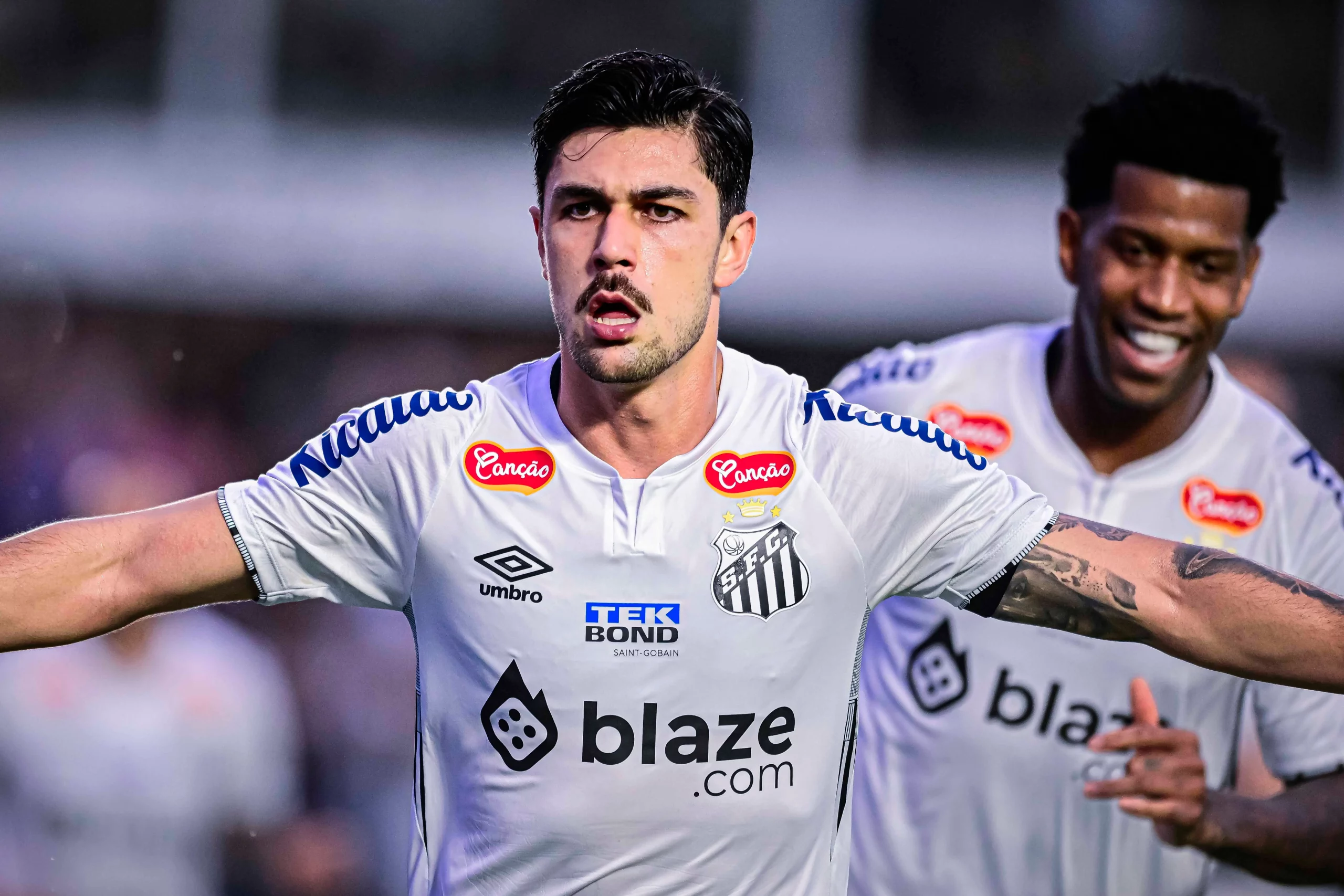 João Basso vem na reserva de Juan Pablo Vojvoda e divide análises de diretoria e de Neymar – Foto: IMAGO / Fotoarena