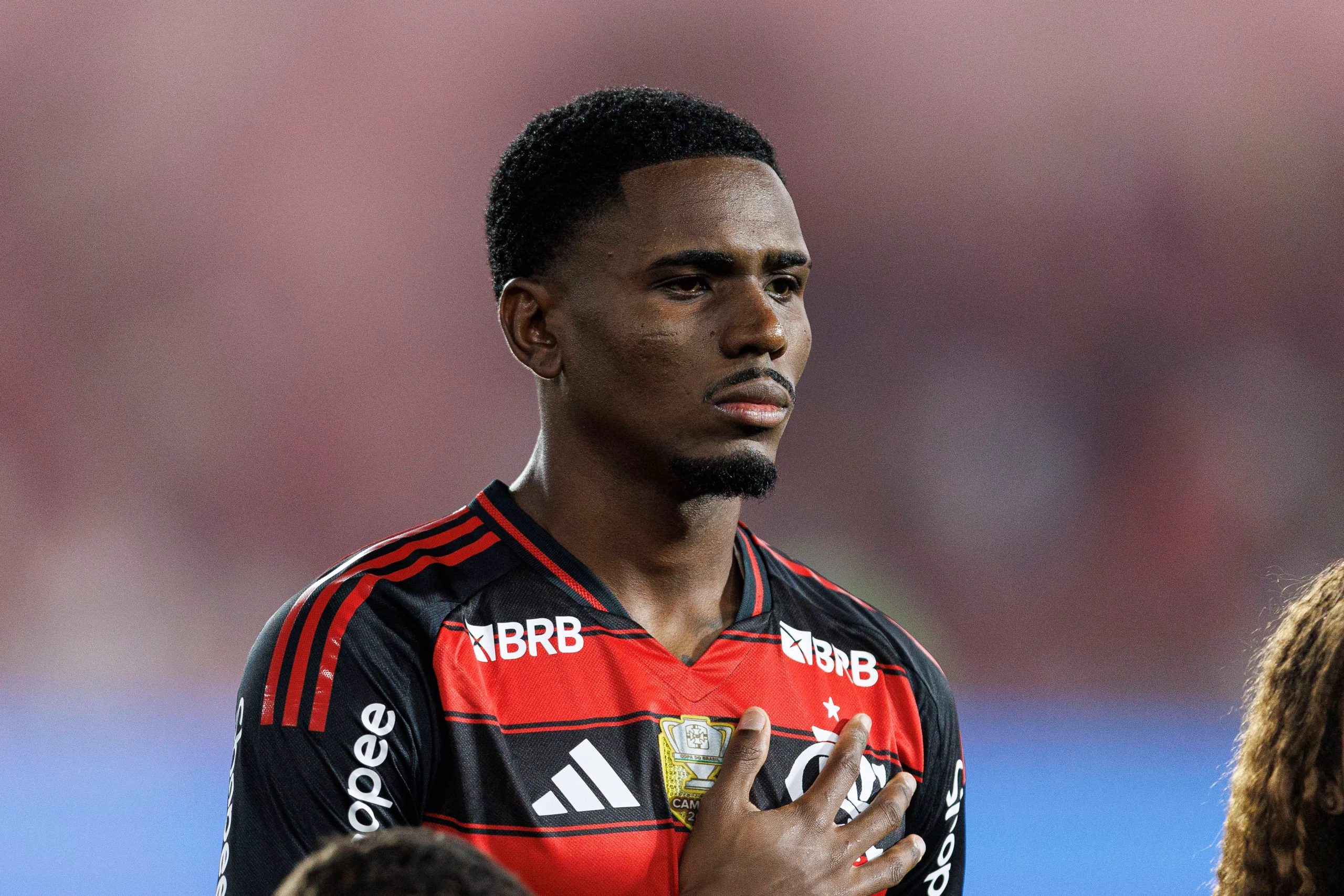 Evertton Araújo está bem valorizado no elenco de Filipe Luís e deve ter contrato renovado no Flamengo – Foto: Daniel Castelo Branco/JustPictures
