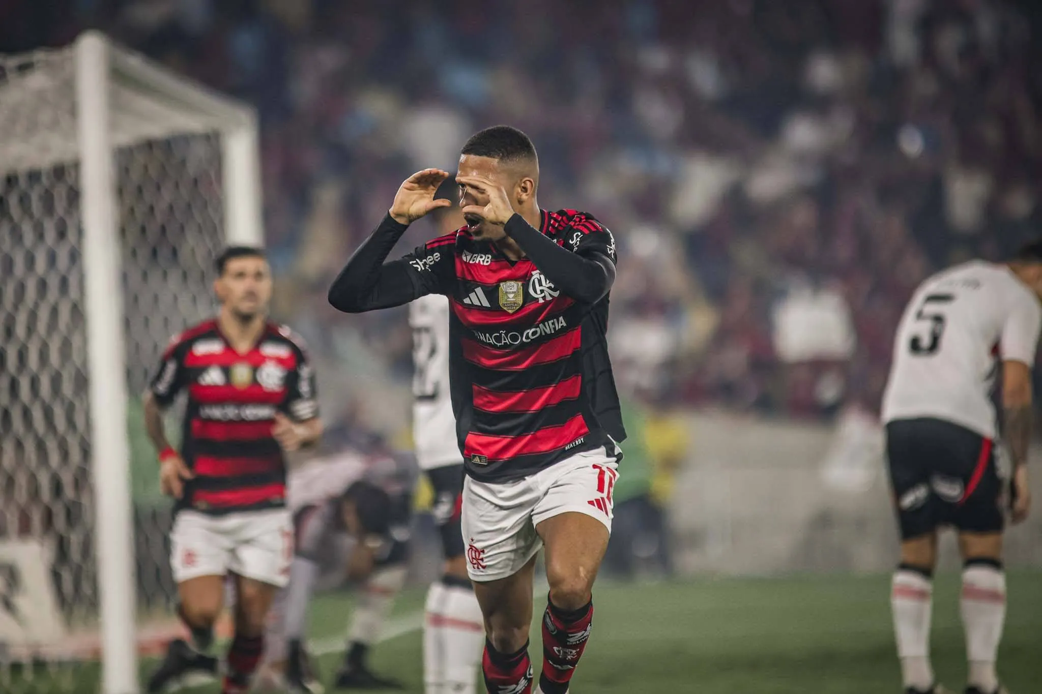 Samuel Lino balançou a rede contra o Vitória naquela oportunidade, anotando seu 1º gol com a camisa rubro-negra – Foto: IMAGO / Pera Photo Press