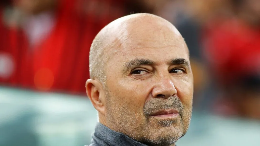 Foto: IMAGO / Action Plus – Jorge Sampaoli durante jogo do Peixe na Arena da Baixada, no Brasileirão de 2019.