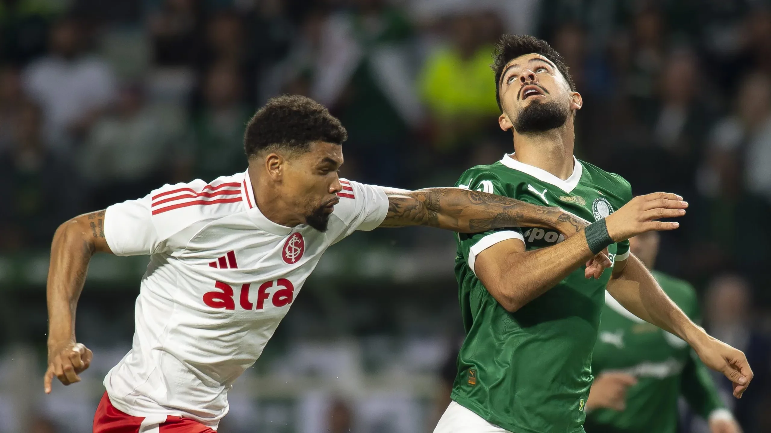 Flaco Lopez jogador do Palmeiras disputa lance com Juninho jogador do Internacional durante partida no estadio Arena Allianz Parque pelo campeonato Brasileiro A 2025. Foto: Anderson Romao/AGIF