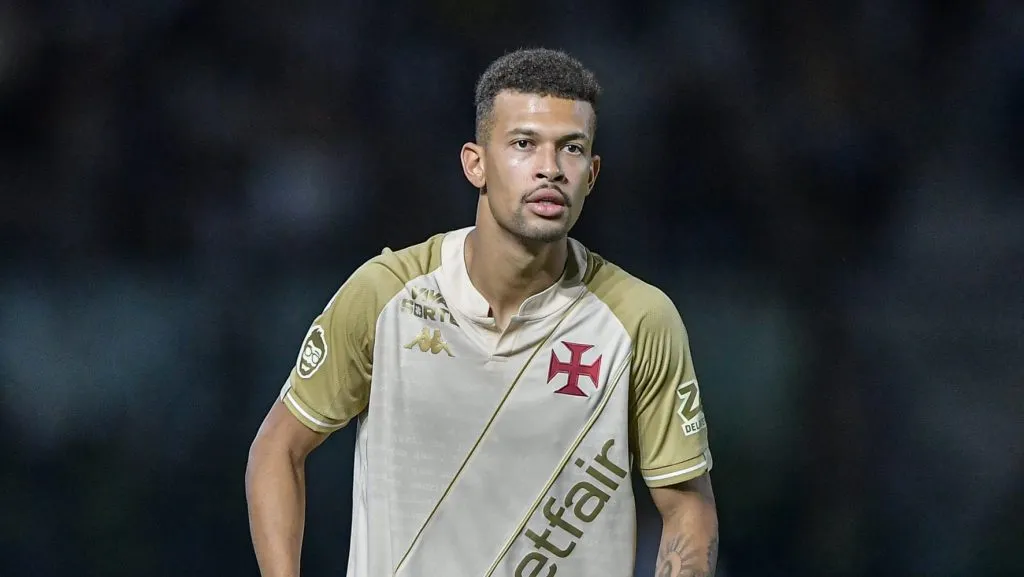João Victor jogador do Vasco durante partida contra o Bahia no estádio São Januário pelo campeonato Brasileiro A 2024. Foto: Thiago Ribeiro/AGIF