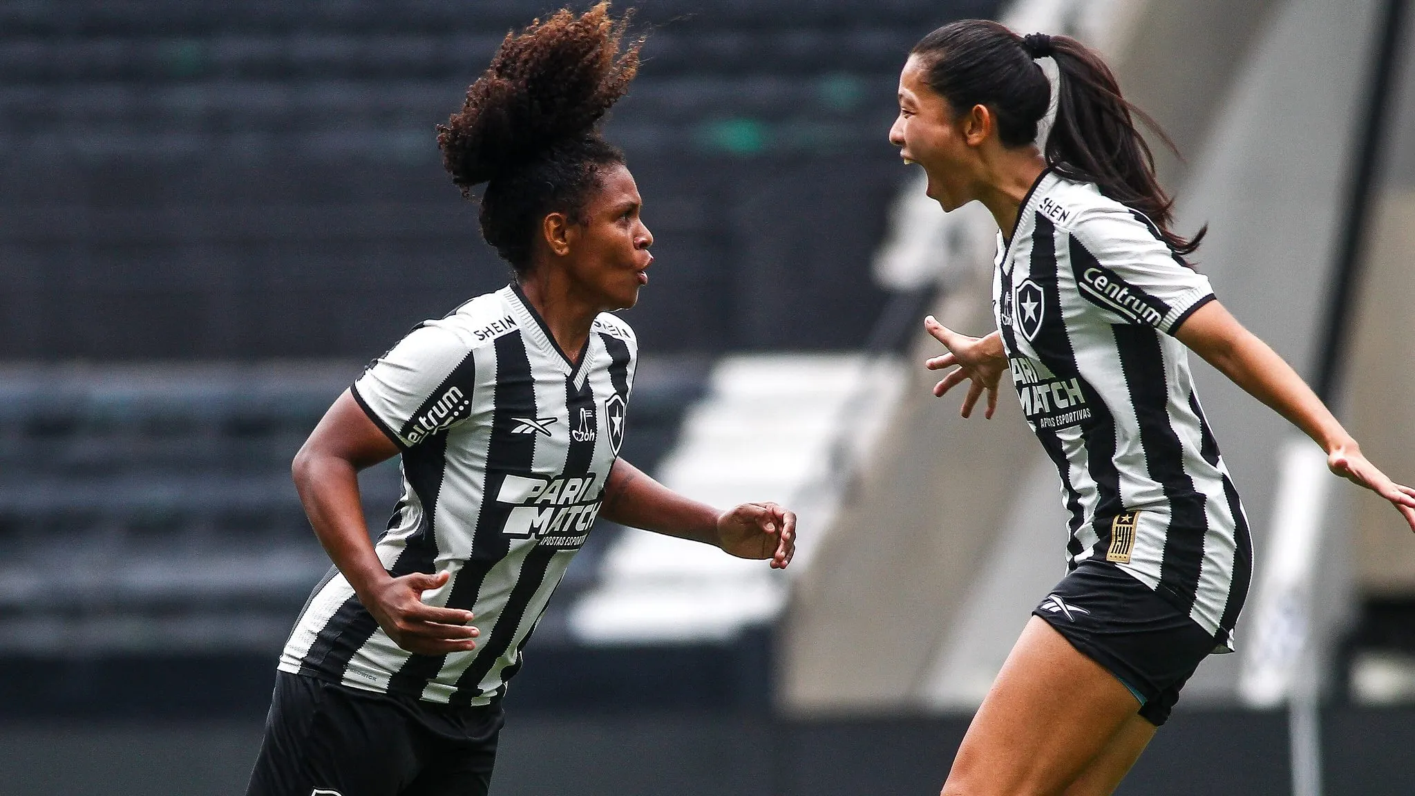 Jogadoras do Botafogo celebram gol no Campeonato Carioca Feminino