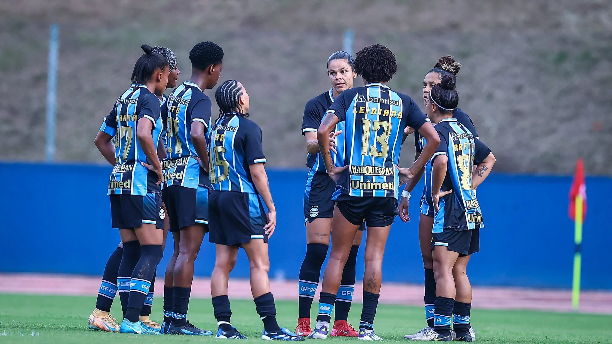 Elenco feminino do Grêmio em campo