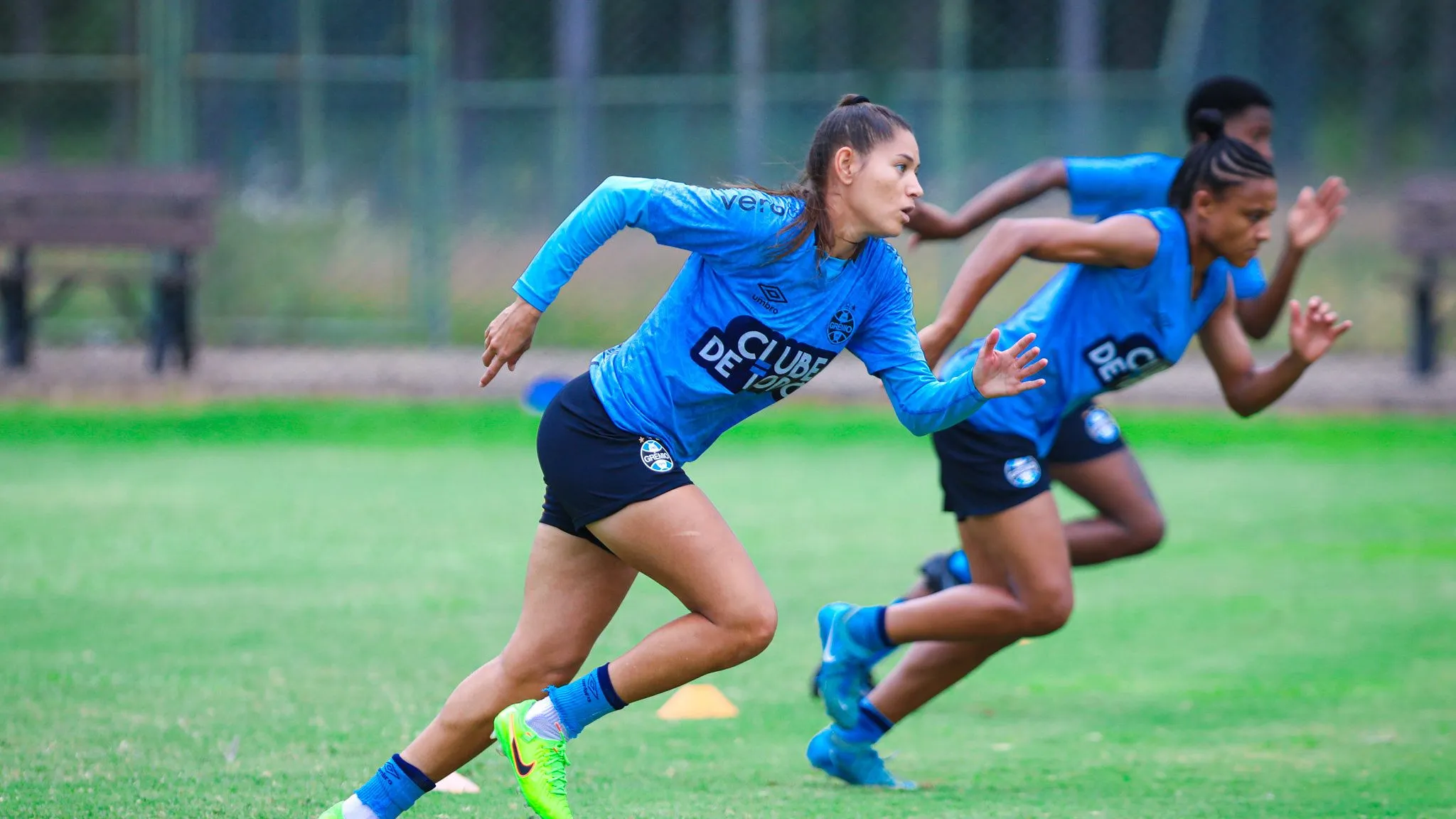 Jogadoras do Grêmio em treinamento no CT