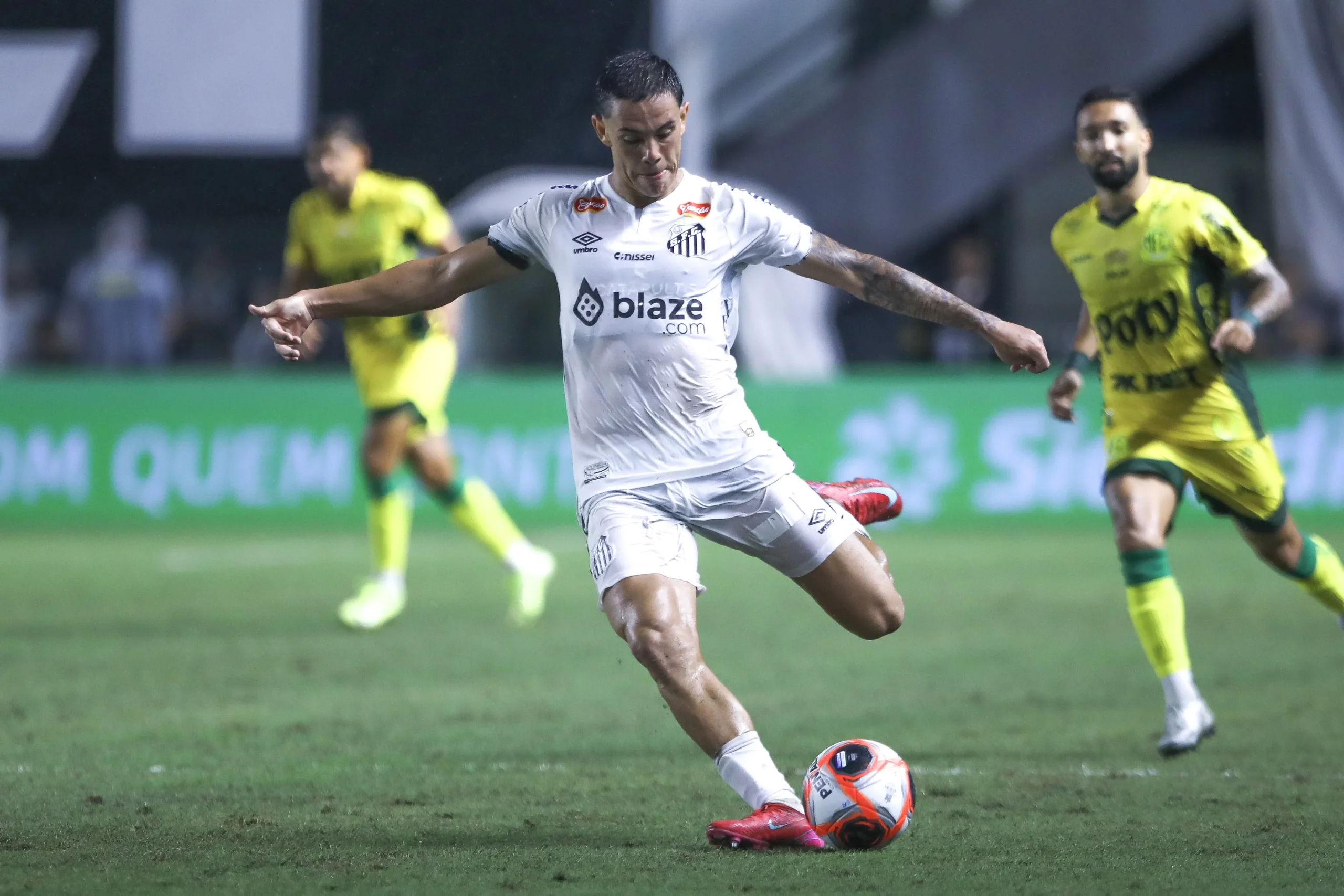 JP Chermont em ação pelo Santos. Foto: Reinaldo Campos/AGIF
