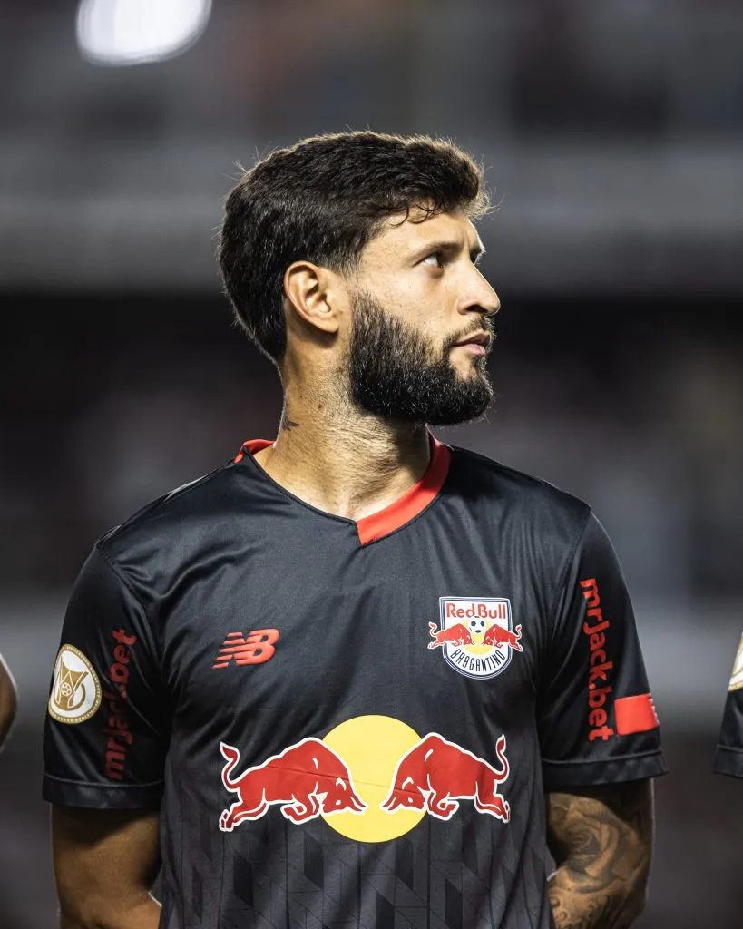 SP – SANTOS – 08/11/2023 – BRASILEIRO A 2023, SAO PAULO X BRAGANTINO – Juninho Capixaba jogador do Bragantino durante partida contra o Sao Paulo no estadio Vila Belmiro pelo campeonato Brasileiro A 2023. Foto: Abner Dourado/AGIF
