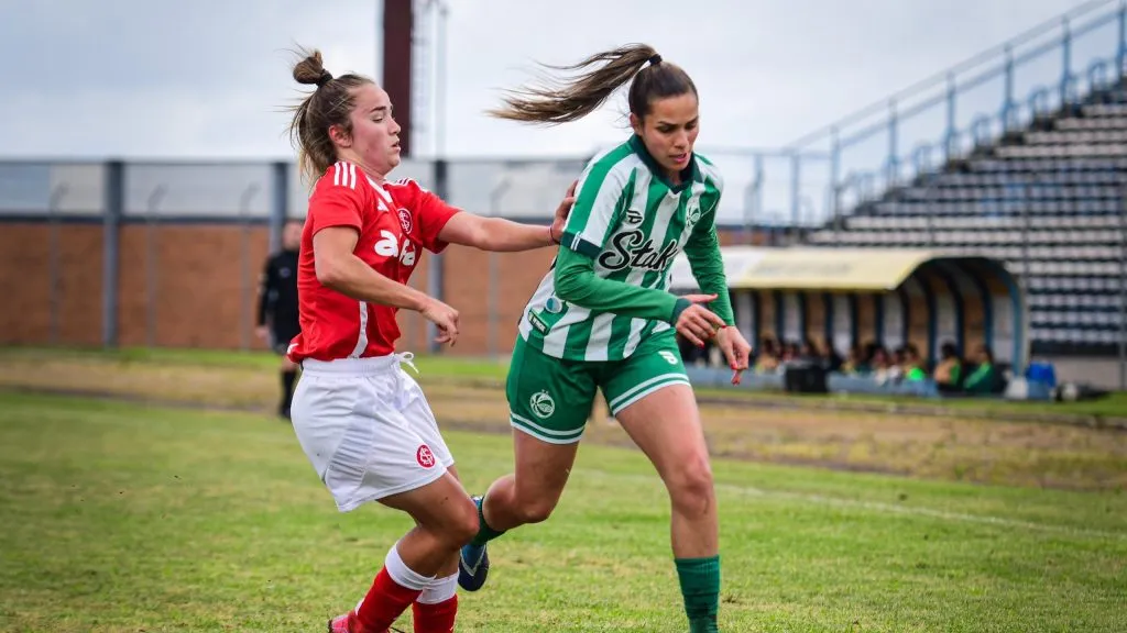 Juventude e Internacional em campo pelo Campeonato Gaúcho Feminino