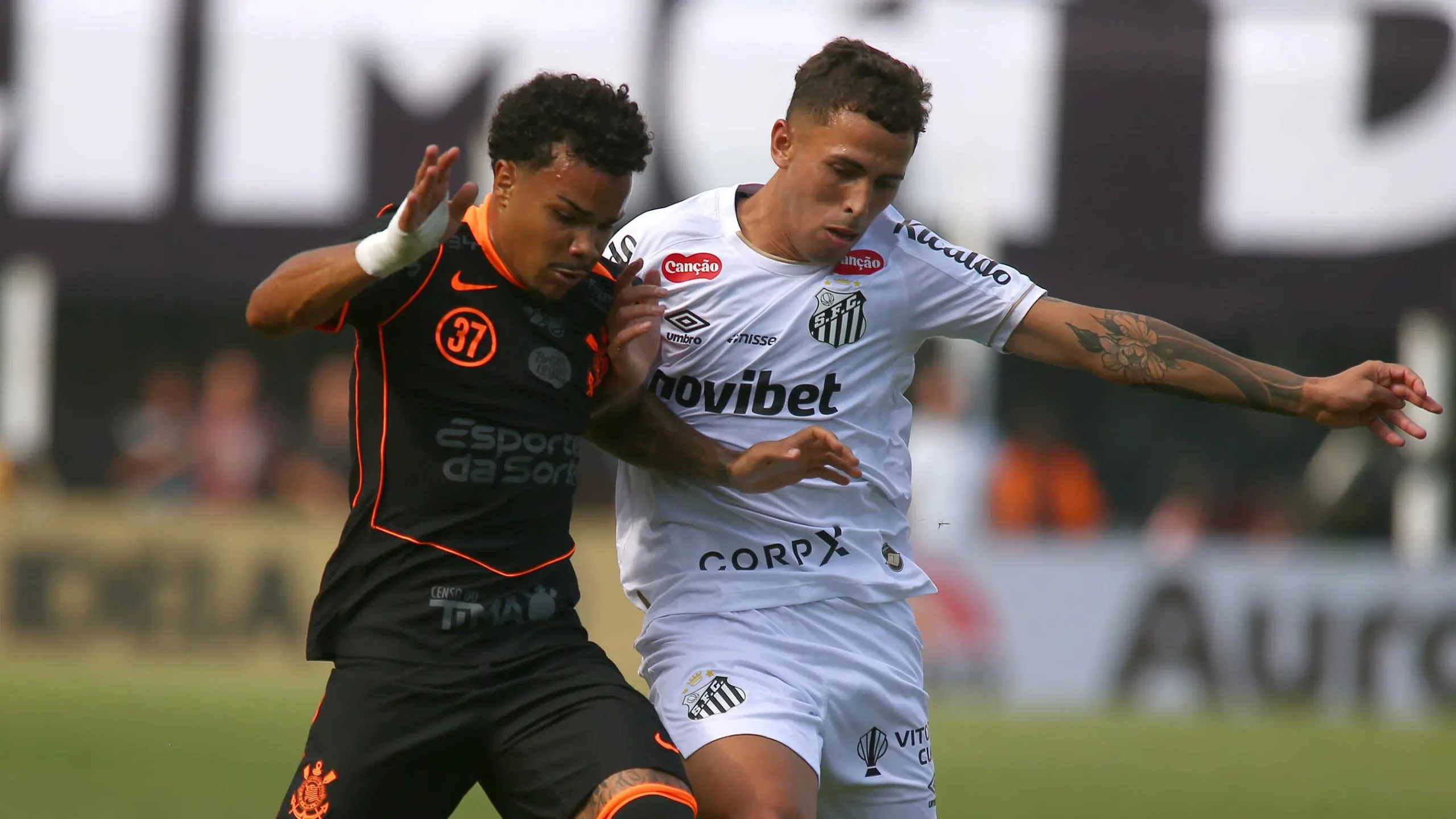 Christian Oliva jogador do Santos disputa lance com Kaio Cesar jogador do Corinthians durante partida no estadio Vila Belmiro pelo campeonato Brasileiro A 2026. Foto: Mauricio De Souza/AGIF