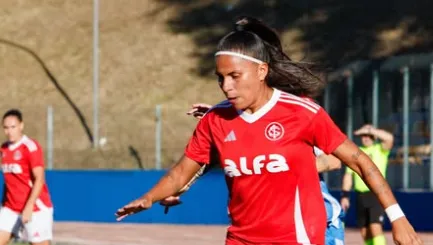 Katrine, lateral-esquerda, em campo pelo Internacional