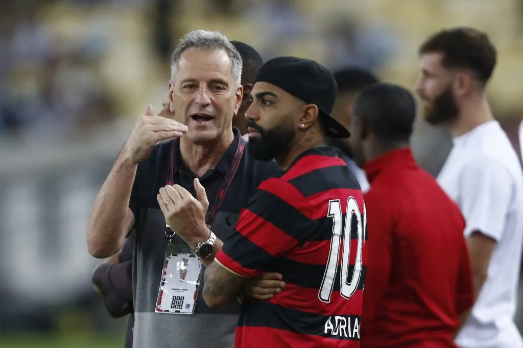 Landim conversando com Gabigol. (Foto: Wagner Meier/Getty Images)