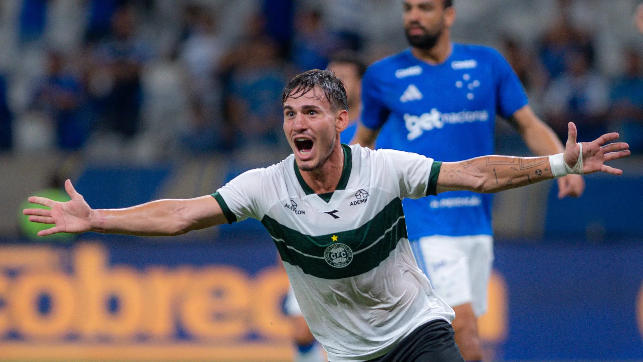 Lavega jogador do Coritiba comemora seu gol durante partida contra o Cruzeiro no estadio Mineirao pelo campeonato Brasileiro A 2026. Foto: Alessandra Torres/AGIF