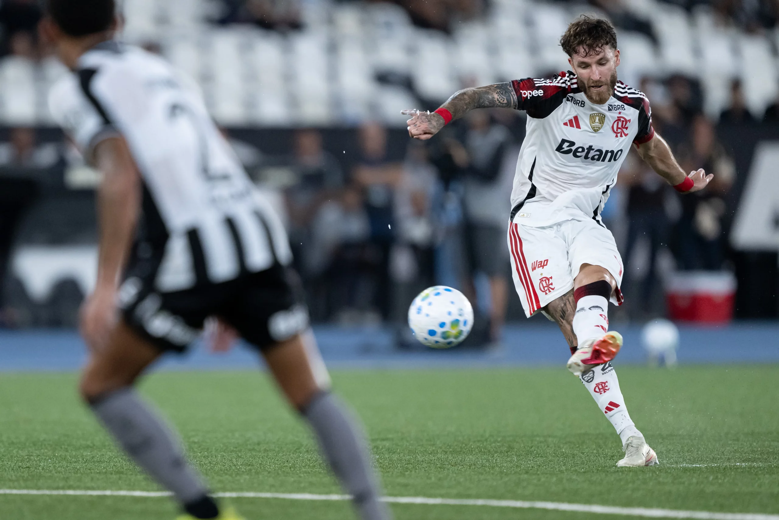 Léo Pereira marcou um gol de falta contra o Botafogo. Foto: Jorge Rodrigues/AGIF