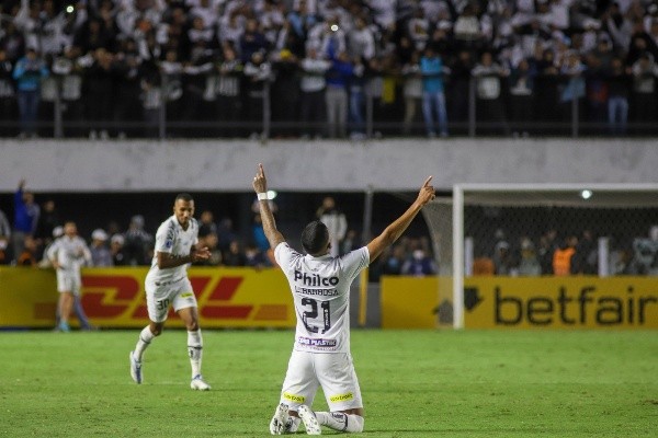 Lucas Barbosa foi o herói da noite – Foto: Fernanda Luz/AGIF