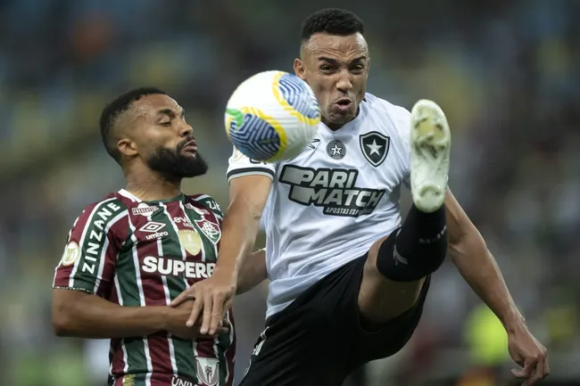 Samuel Xavier, jogador do Fluminense, disputa lance com Marcal jogador do Botafogo durante partida no estadio Maracana pelo campeonato Brasileiro A 2024. Foto: Jorge Rodrigues/AGIF