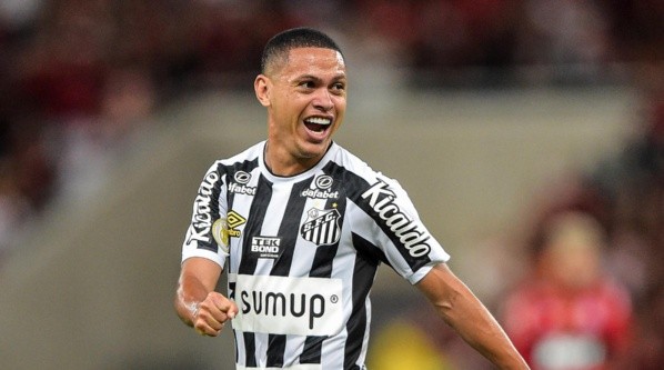 Marcos Guilherme não deve ficar no Santos (Foto: Thiago Ribeiro/AGIF)