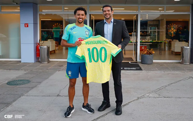 Marquinhos foi homenageado pela CBF pela marca de 100 jogos. Foto: Rafael Ribeiro/CBF