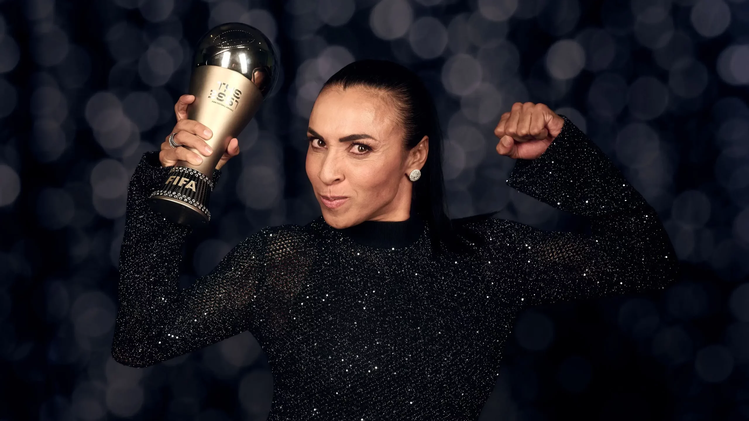 Marta celebra troféu da FIFA