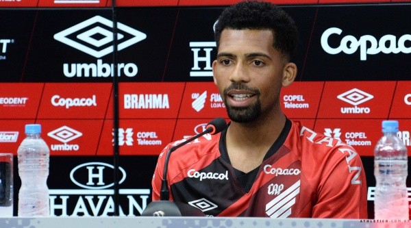 Foto:Gustavo Oliveira/athletico.com.br – Matheus Fernandes foi titular do Athletico em duas partidas pelo Estadual, ao lado de Erick e Cittadini