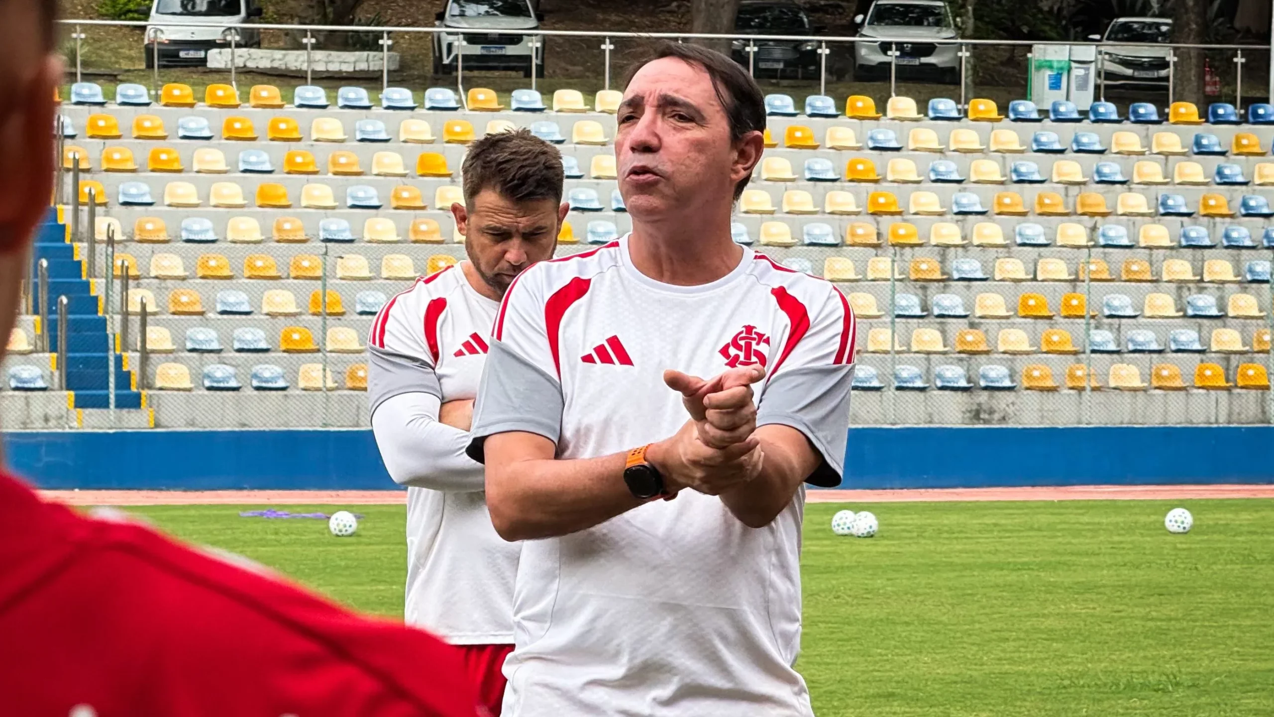 Treinador do Internacional feminino, Maurício Salgado, em treino