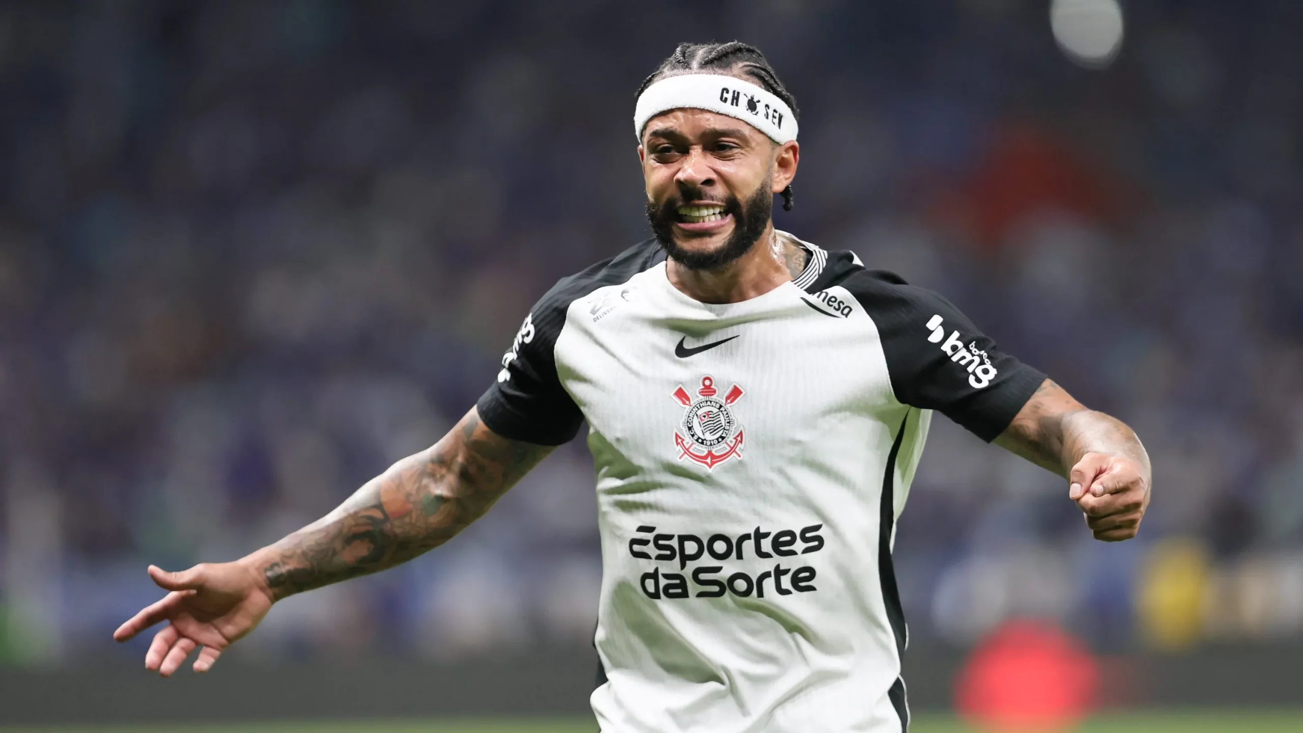 Memphis Depay jogador do Corinthians comemora seu gol durante partida contra o Cruzeiro no estadio Mineirao pelo campeonato Copa Do Brasil 2025. Foto: Gilson Lobo/AGIF