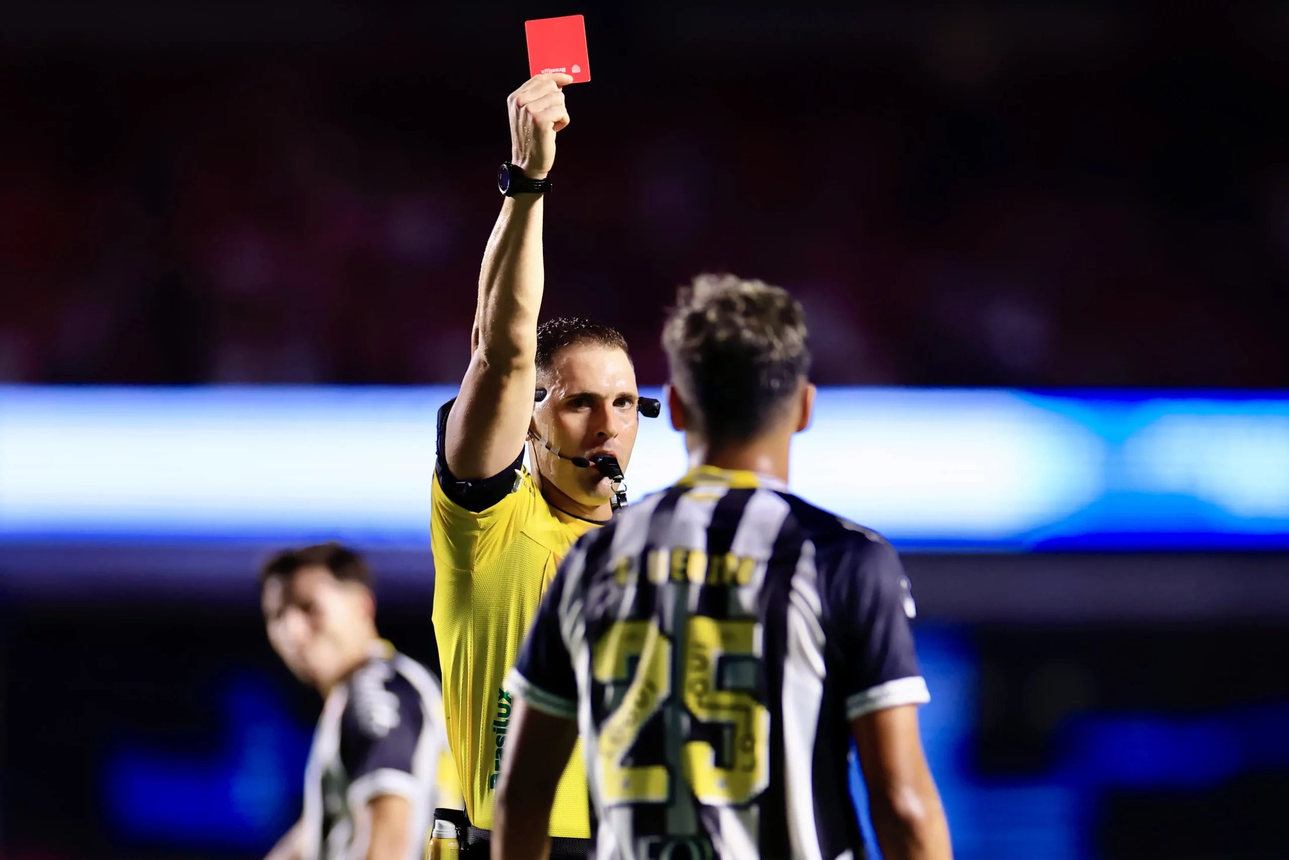 SP – SAO PAULO – 31/01/2026 – PAULISTA 2026, SAO PAULO X SANTOS – Gabriel Menino jogador do Santos recebe cartao vermelho do arbitro durante partida contra o Sao Paulo no estadio Morumbi pelo campeonato Paulista 2026. Foto: Marcello Zambrana/AGIF