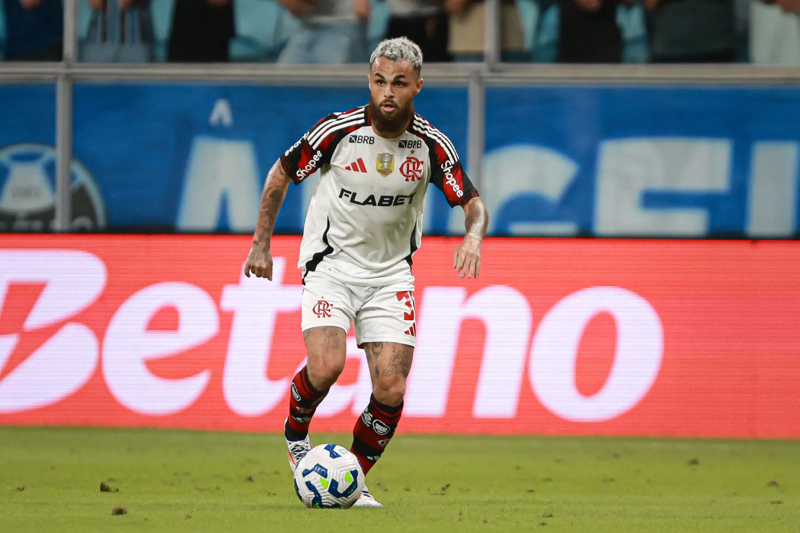 Michael durante partida pelo Flamengo. Foto: Maxi Franzoi/AGIF