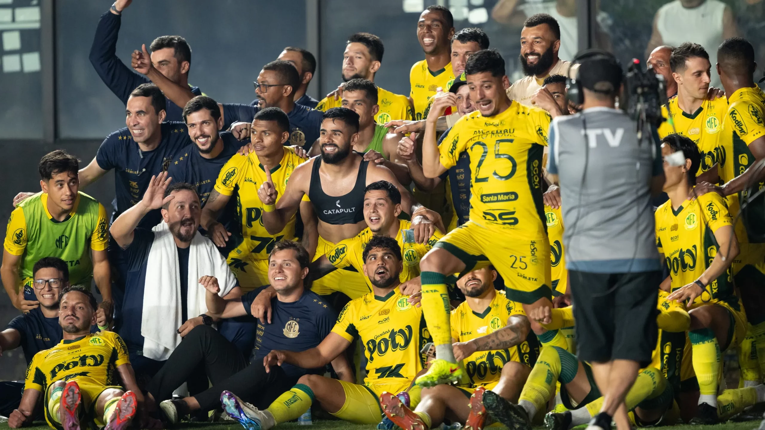 Jogadores  do Mirassol comemoram apos partida contra o Vasco no estadio Sao Januario pelo campeonato Brasileiro A 2025.  Foto: Jorge Rodrigues/AGIF