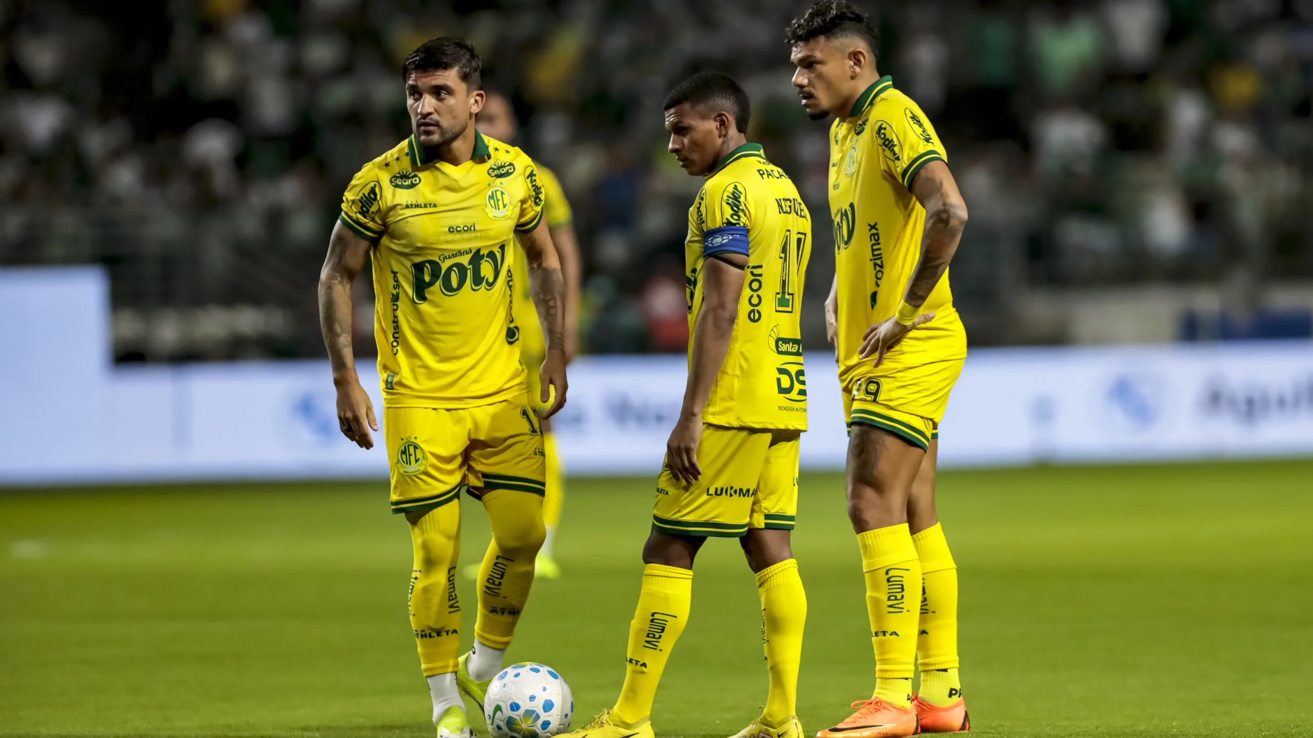 Jogadores do Mirassol em partida contra o Palmeiras. Foto: Marco Miatelo/AGIF