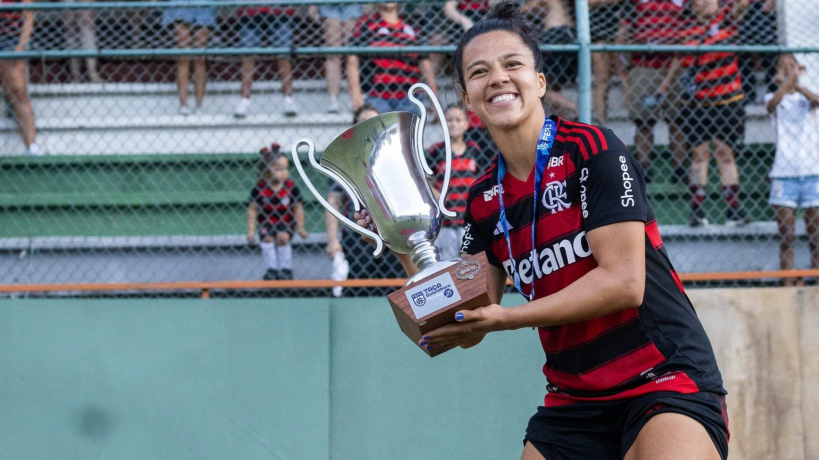 Monalisa, lateral do Flamengo, celebra título da Taça Guanabara