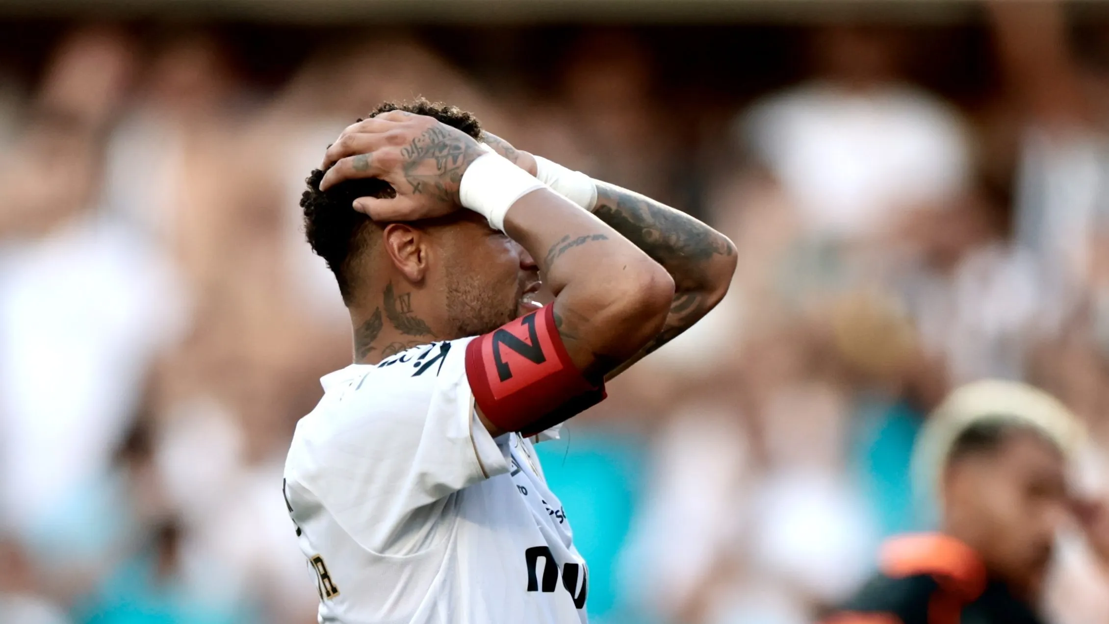 Foto: Marcello Zambrana/AGIF – Ney Jr. criticou gramado da Vila no clássico.