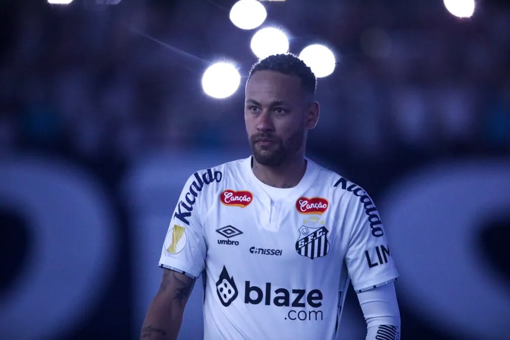 SP – SANTOS – 05/02/2025 – PAULISTA 2025, SANTOS X BOTAFOGO-SP – Neymar Jr. jogador do Santos durante execucao do hino nacional antes da partida contra o Botafogo-SP no estadio Vila Belmiro pelo campeonato Paulista 2025. Foto: Reinaldo Campos/AGIF