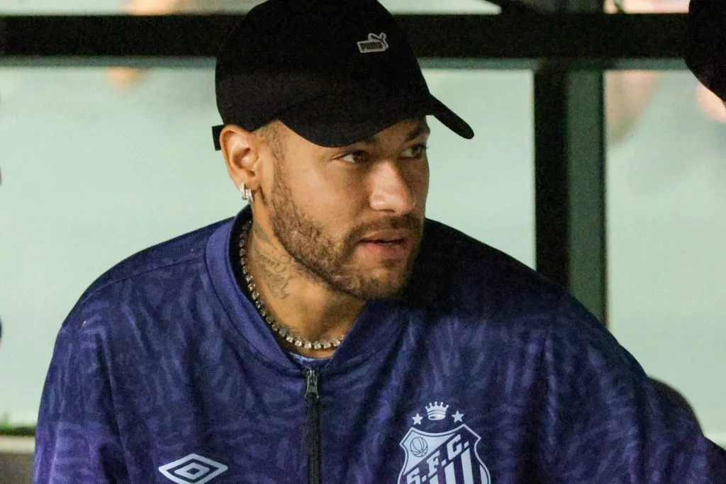 PR – CURITIBA – 16/03/2025 – AMISTOSO, CORITIBA X SANTOS – Neymar jogador do Santos durante entrada em campo partida amistosa contra o Coritiba no estadio Couto Pereira. Jogador nao foi relacionado para a partida, mas viajou com a delegacao para Curitiba. Foto: Robson Mafra/AGIF