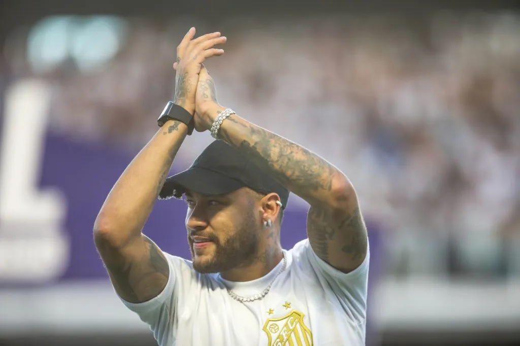 SP – SANTOS – 31/03/2024 – PAULISTA 2024, SANTOS X PALMEIRAS – FINAL – Neymar Junior jogador do Santos entra com o trofeu do campeonato paulista antes da partida entre Santos e Palmeiras no estadio Vila Belmiro pelo campeonato Paulista 2024. Foto: Reinaldo Campos/AGIF