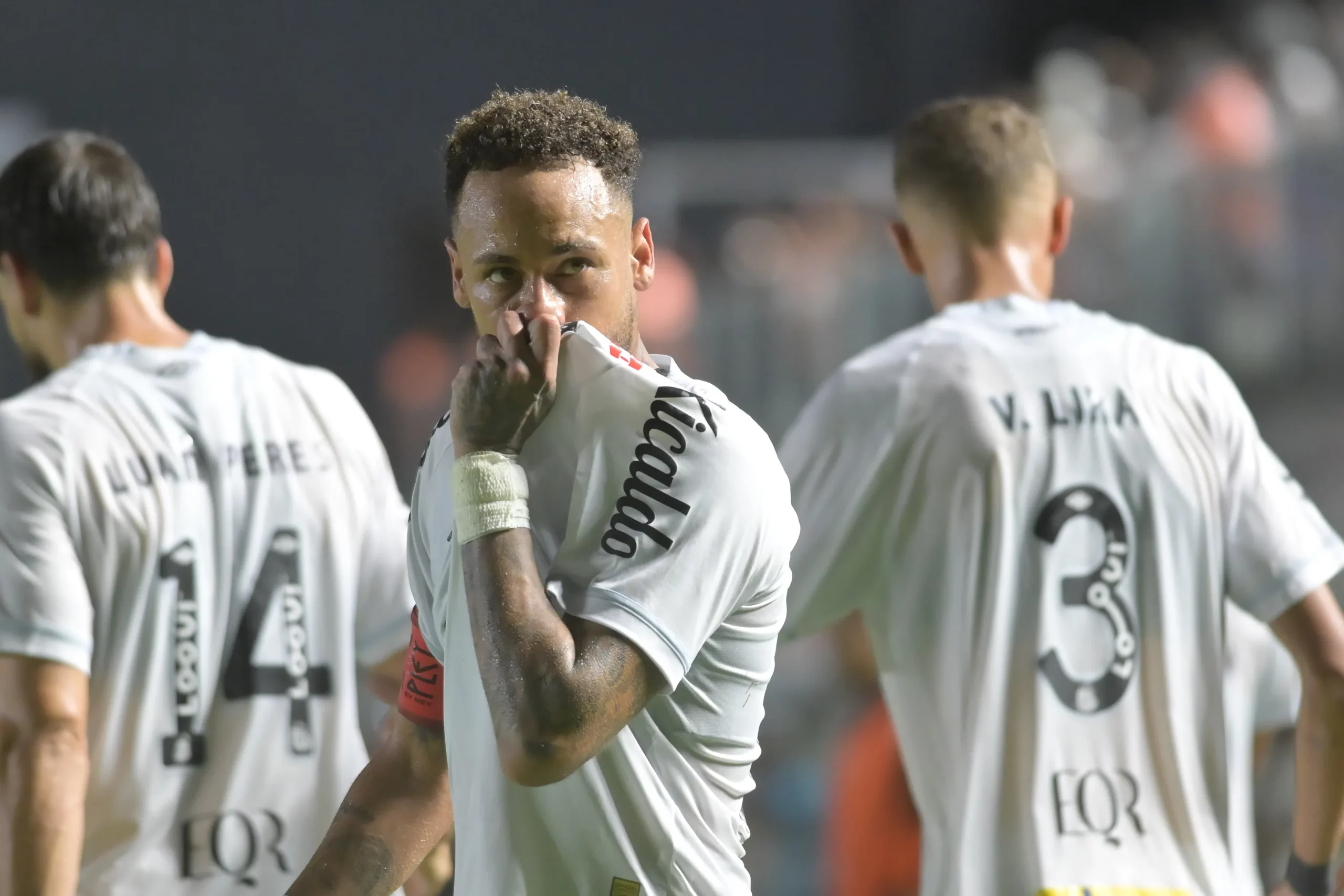 Neymar Jr. jogador do Santos comemora seu gol durante partida contra o Vasco no estadio Vila Belmiro pelo campeonato Brasileiro A 2026. Foto: Jota Erre/AGIF