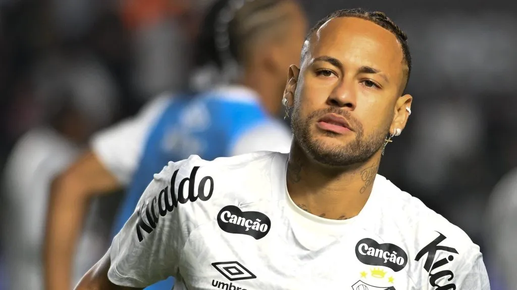 Neymar Jr jogador do Santos durante partida contra o Internacional no estadio Vila Belmiro pelo campeonato Brasileiro A 2025. Foto: Jota Erre/AGIF