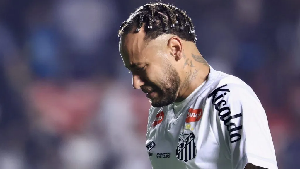 Neymar jogador do Santos chora após a partida contra o Vasco no estádio Morumbi pelo campeonato Brasileiro A 2025. Foto: Marcello Zambrana/AGIF