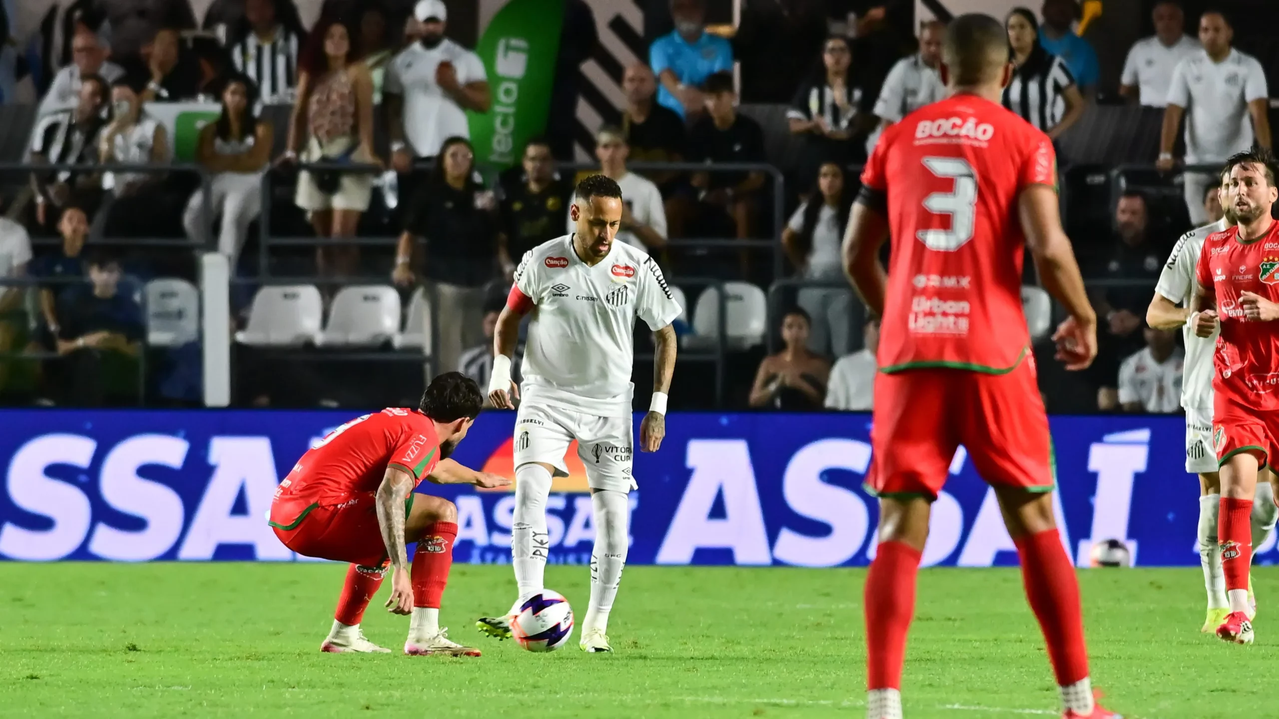 Neymar durante partida contra o Velo Clube. Foto: Jota Erre/AGIF