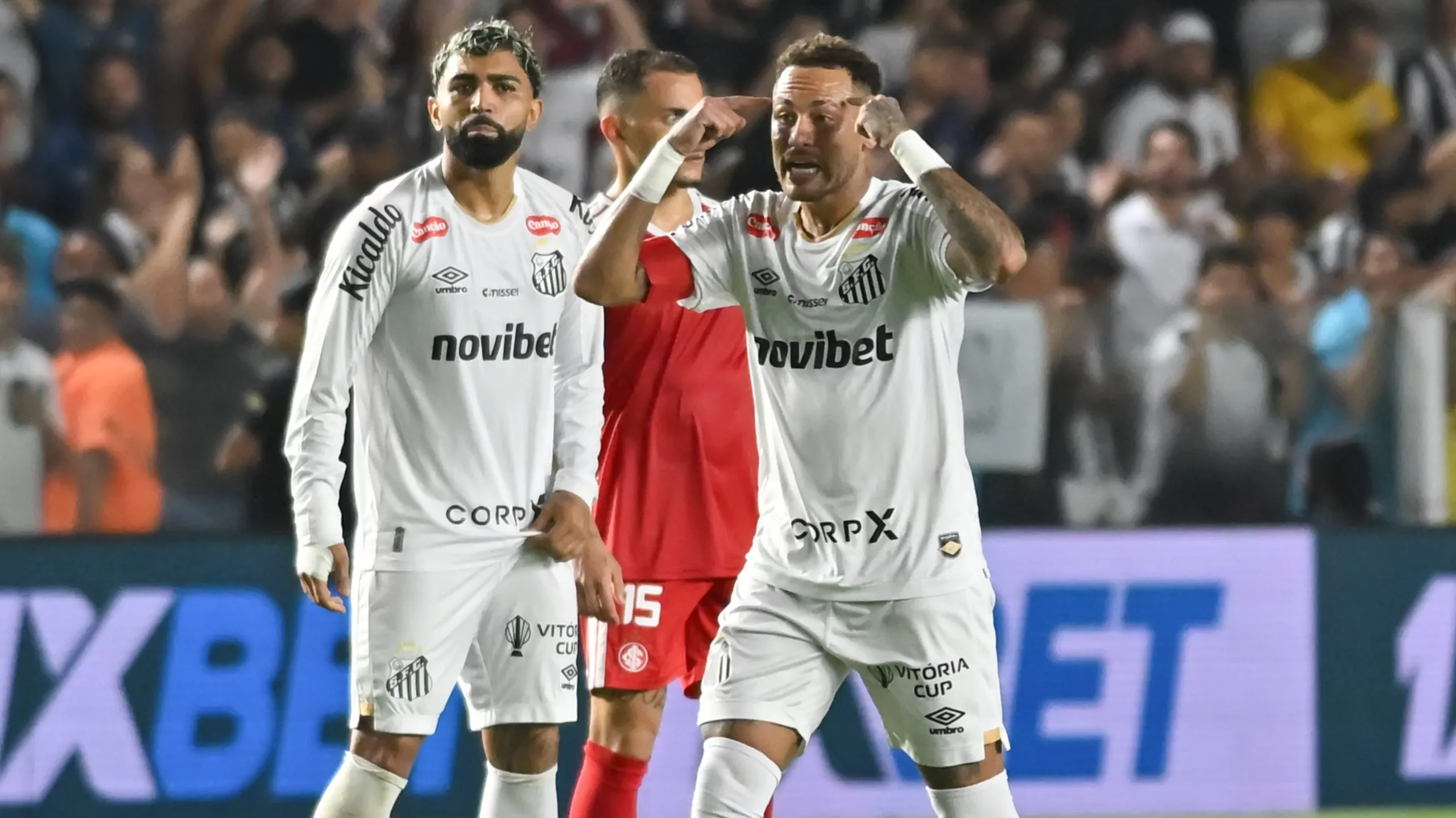 Neymar Jr jogador do Santos comemora seu gol durante partida contra o Internacional no estadio Vila Belmiro pelo campeonato Brasileiro A 2026. Foto: Jota Erre/AGIF
