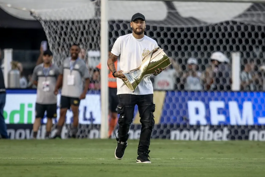 SP – SANTOS – 31/03/2024 – PAULISTA 2024, SANTOS X PALMEIRAS – FINAL – Neymar Junior ex jogador do Santos entra com o trofeu do campeonato paulista 2024 antes da partida entre Santos e Palmeiras no estadio Vila Belmiro pelo campeonato Paulista 2024. Foto: Reinaldo Campos/AGIF