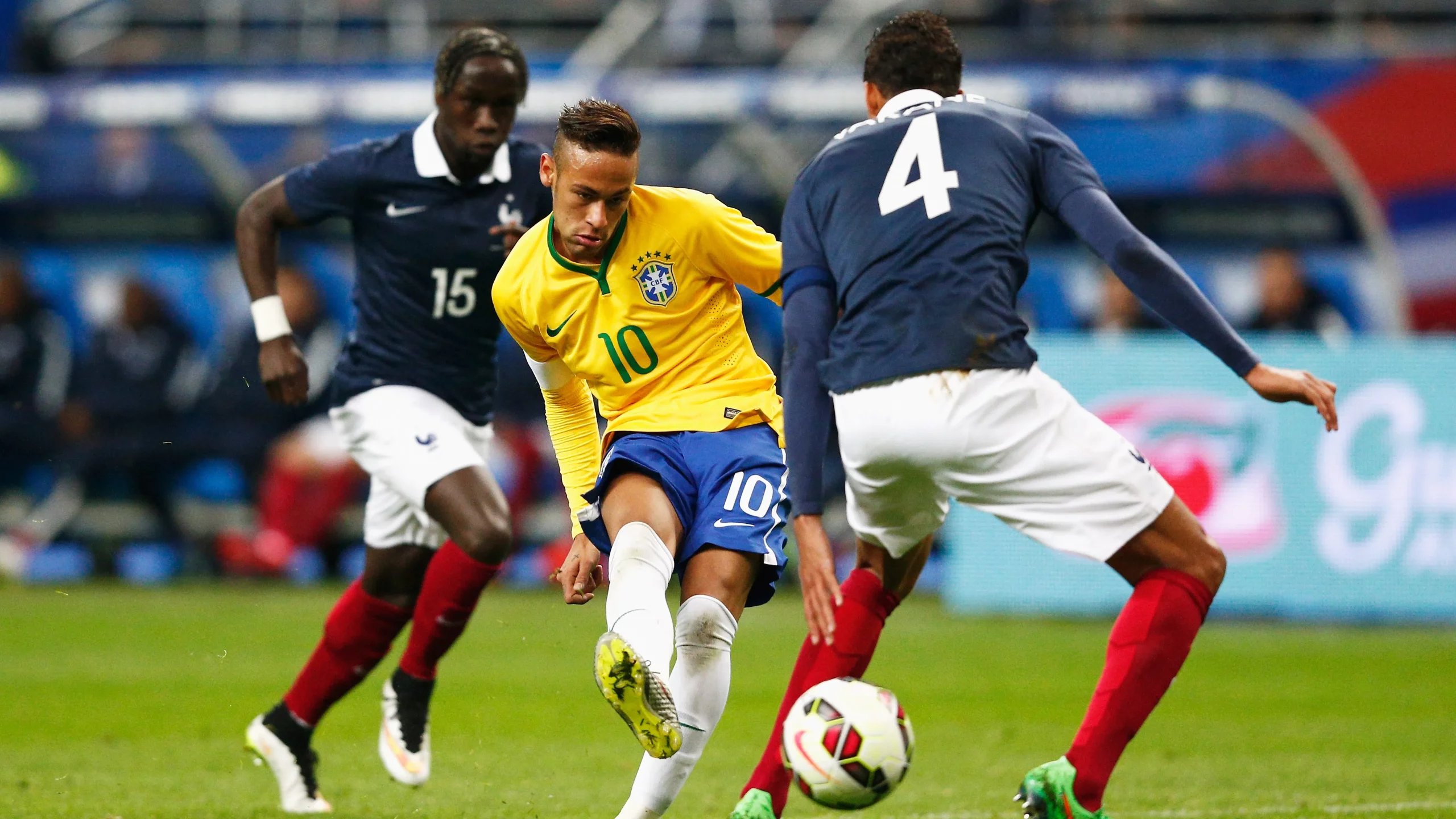 Neymar disputando lance com Varane. (Photo by Dean Mouhtaropoulos/Getty Images)