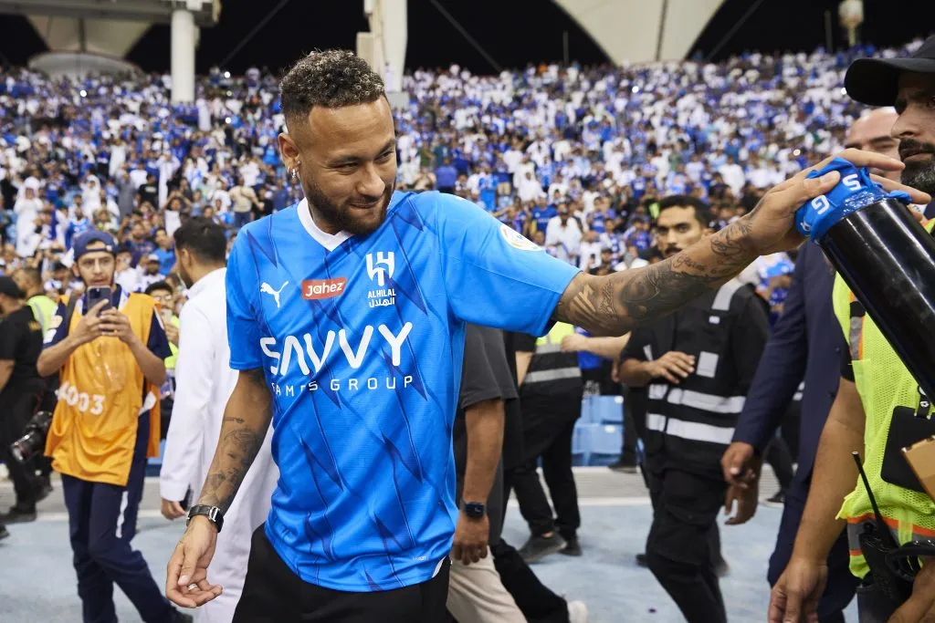 Neymar é recebido pelos torcedores do Al-Hilal em sua apresentação. Foto: Adam Nurkiewicz / Getty Images