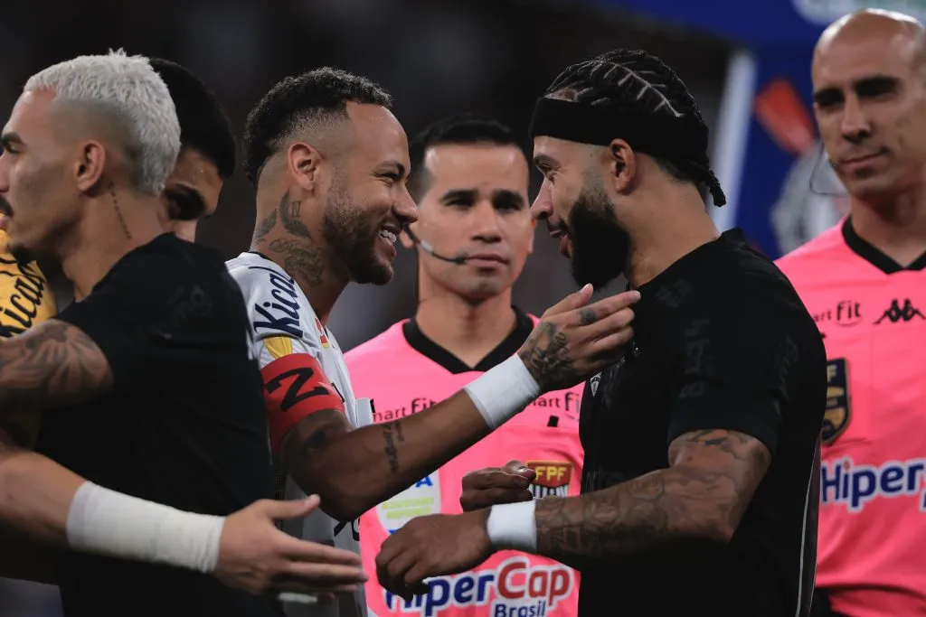 Neymar e Memphis Depay durante o clássico pelo Paulistão. Foto: Ettore Chiereguini/AGIF
