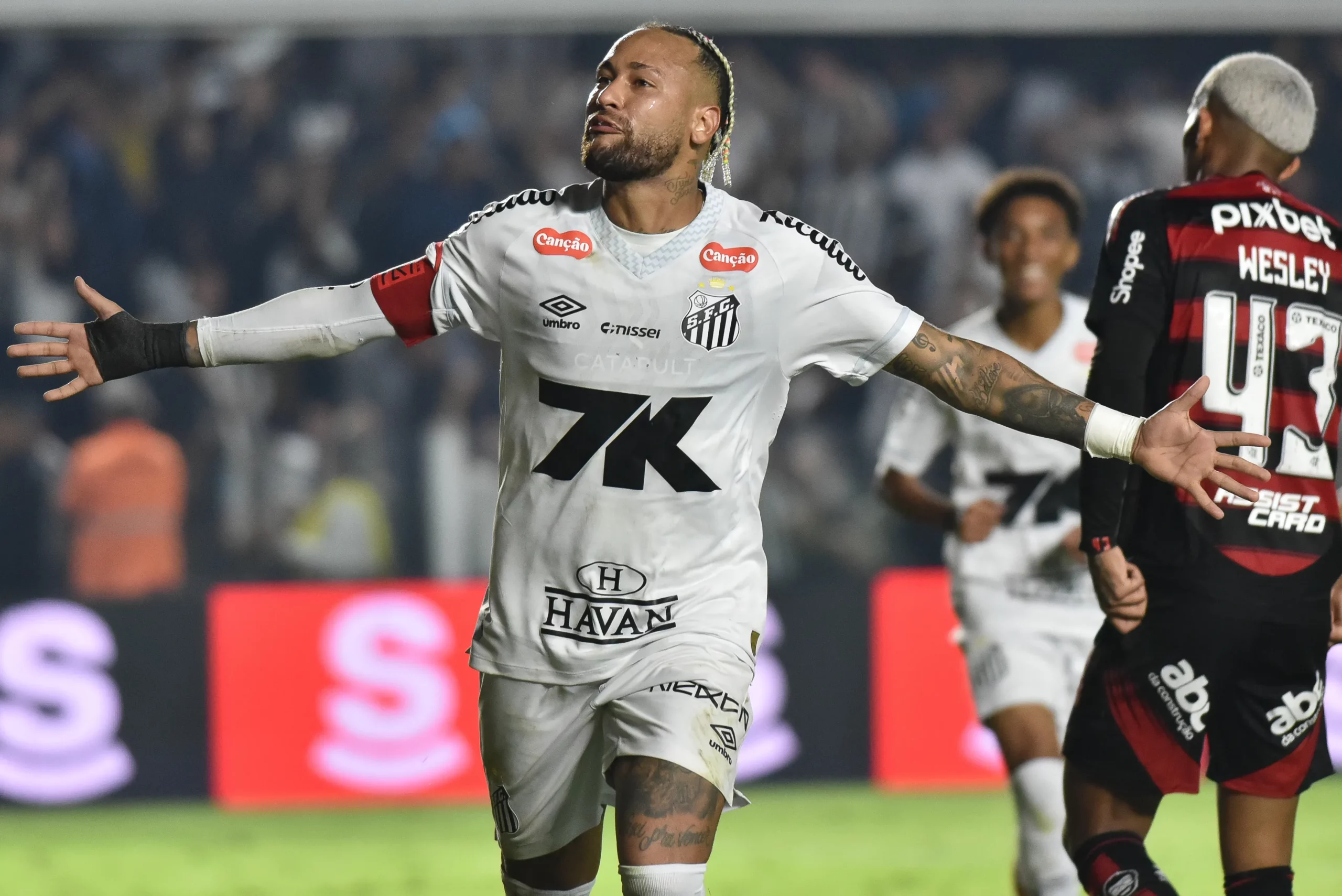 Neymar comemora seu gol contra o Flamengo, pelo Brasileirão 2025. Foto: Jota Erre/AGIF