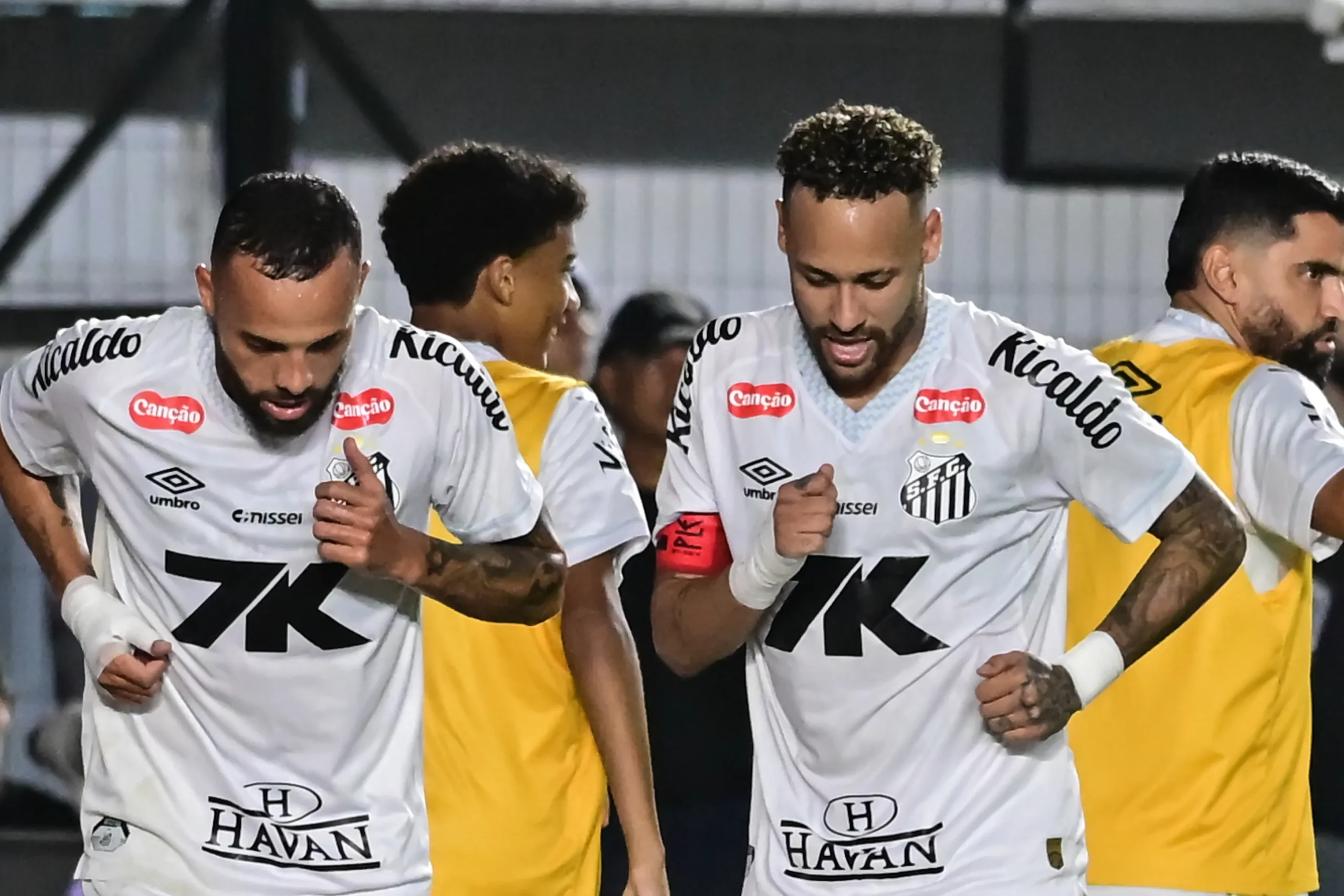 Neymar comemora seu gol com Guilherme. Foto: Jota Erre/AGIF