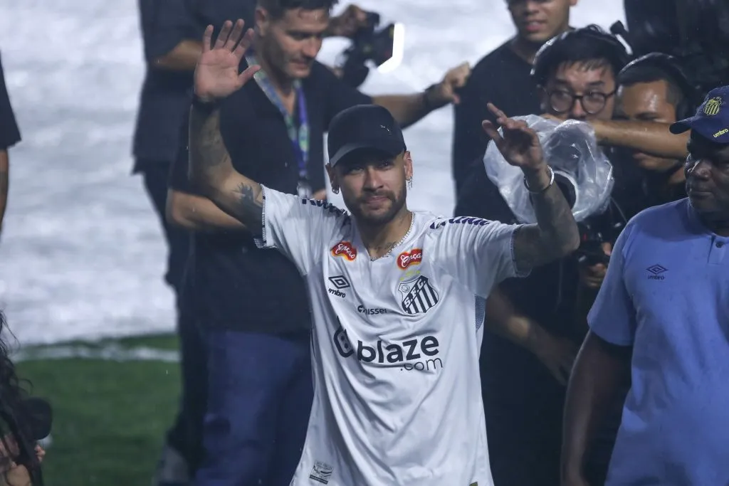 Neymar é apresentado pelo Santos na Vila Belmiro. Foto: Reinaldo Campos / AGIF