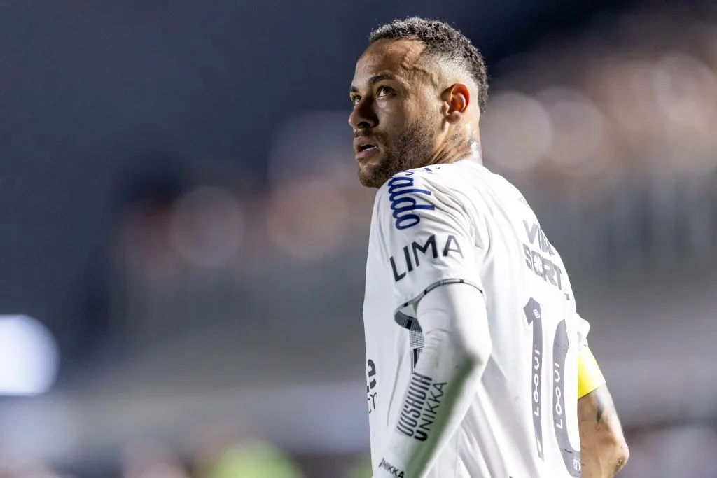 Neymar Jr., do Santos, durante partida contra o Botafogo-SP na Vila Belmiro pelo Campeonato Paulista 2025. Foto: Ettore Chiereguini / AGIF